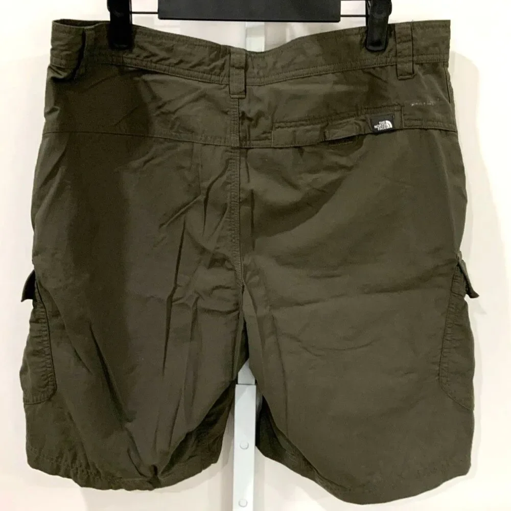 Men's The North Face Cargo/Hiking Shorts in Army Green Size 34